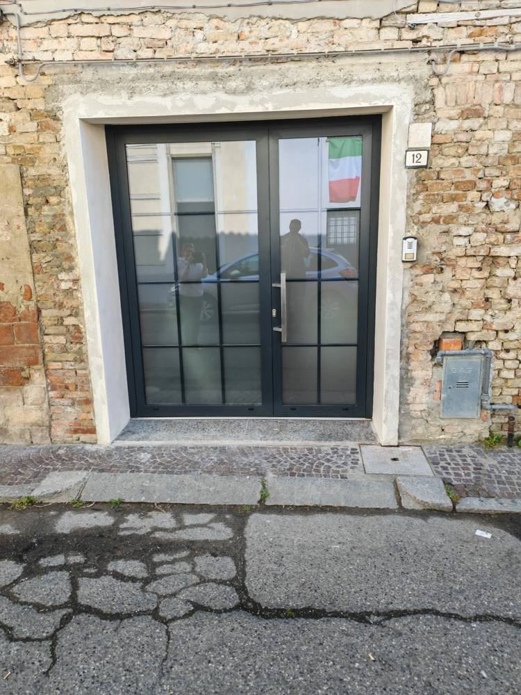 Portoncino d’ingresso in alluminio con inglesina