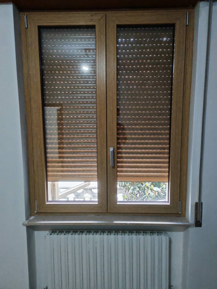 Finestra in PVC effetto legno con avvolgibile