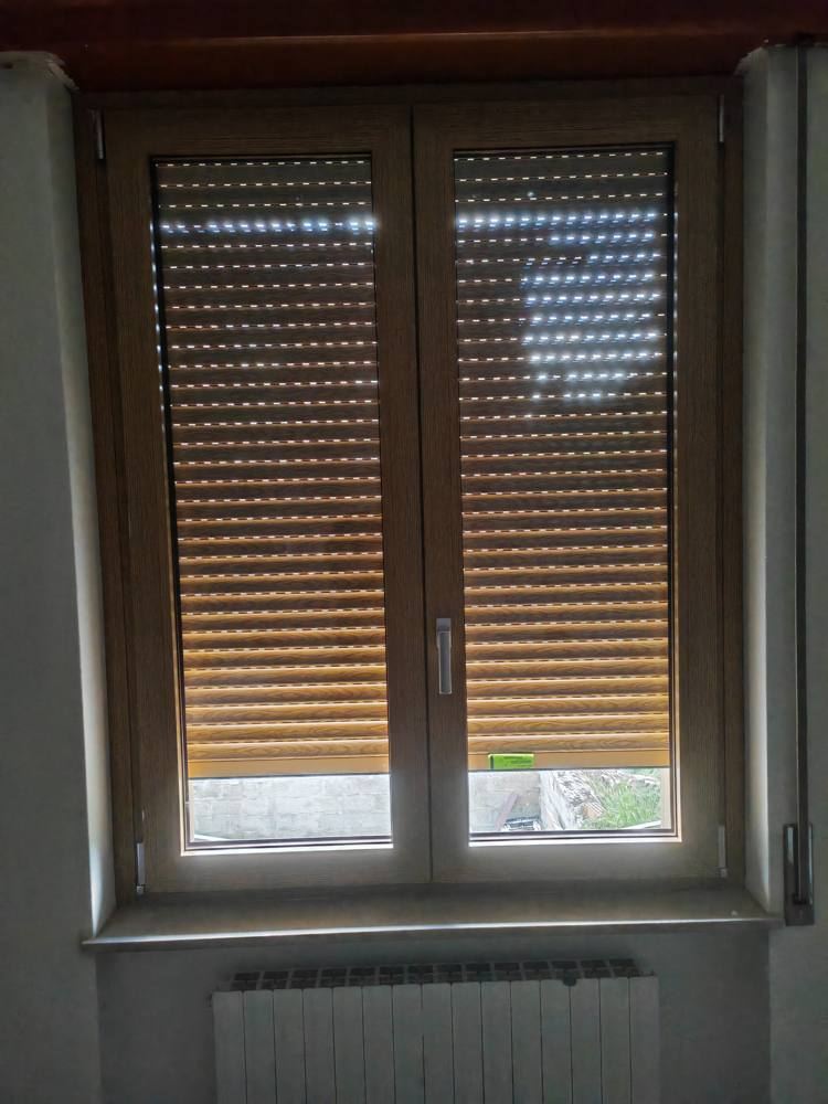 Finestra a due ante in PVC effetto legno